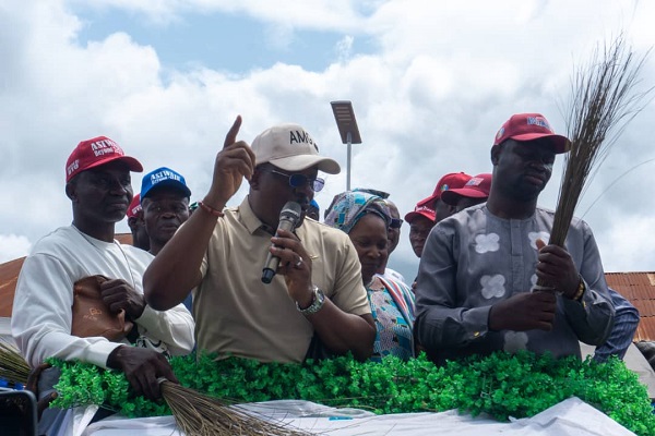 Ex-Pdp Chairman, Lp Leaders Defect To Apc In Ondo