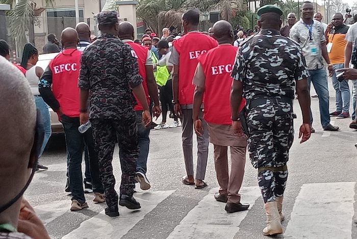 Efcc Raids Kano Foreign Exchange Market Arrests 7
