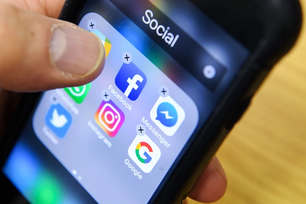 Twitter Facebook Instagram