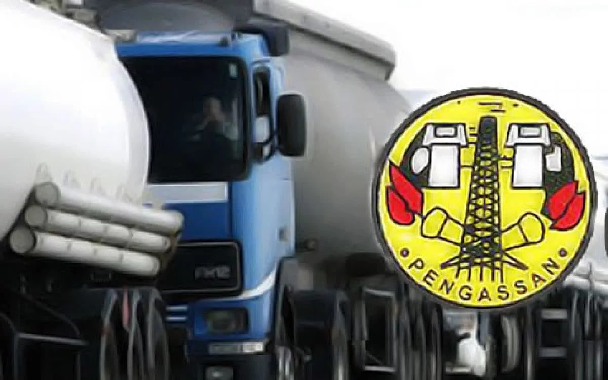 Increase Local Refining Capacity Before Removing Subsidy Pengassan Warns Buhari 1200X750 1