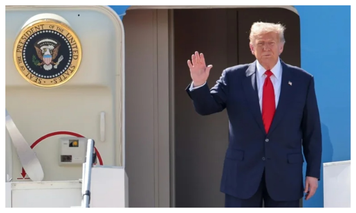 Trump Lands In Japan 1