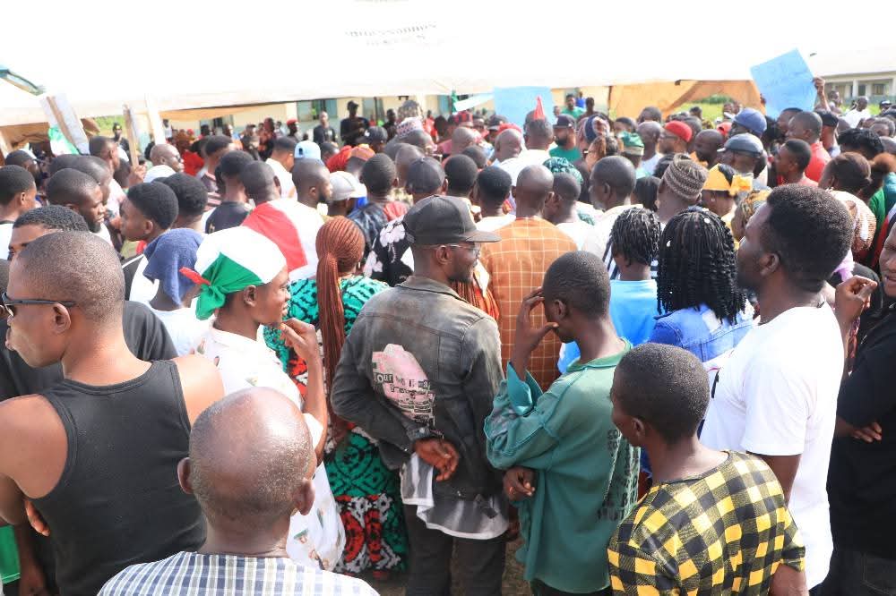 2027: Hundreds Dump Apc, Nnpp, Lp For Pdp In Benue South