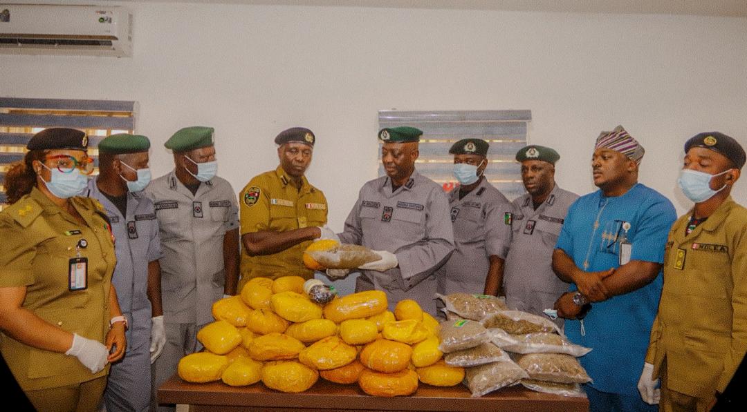 Comptroller Bishir Abdullahi Balogun Handing Over The Seized Drugs To Officials Of The Ndlea On Saturday