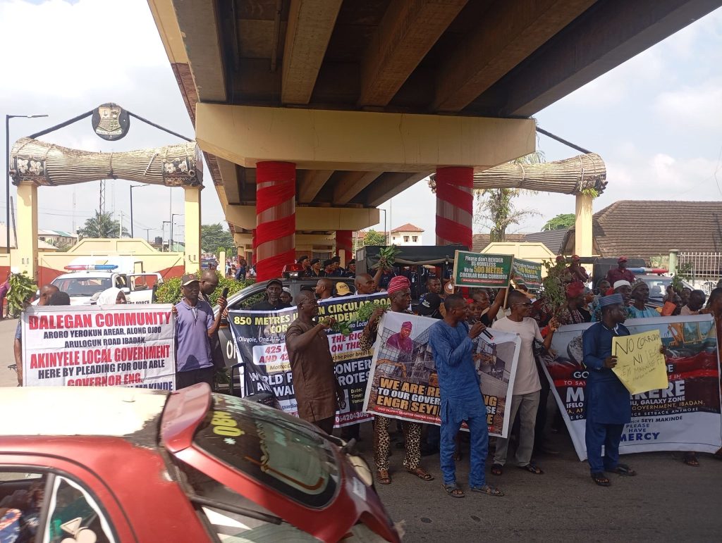 Breaking: Gridlock In Ibadan As Residents Protest Circular Road, Ask Makinde To Return To Original Plan