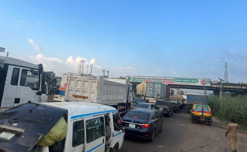 Commuters Groan As Many Stranded In Lagos-Ibadan Expressway Gridlock