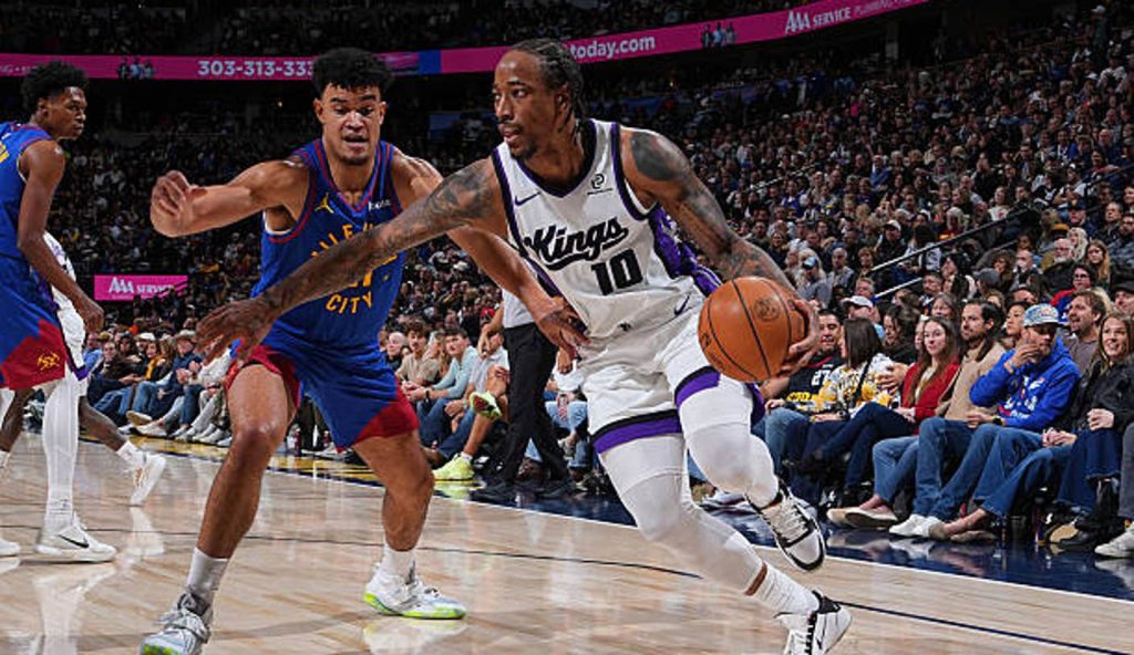 Denver Co Demar Derozan Of The Sacramento Kings Drives To The Basket During The Game Against