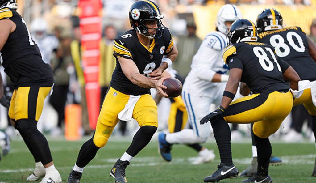 Pittsburgh Pa Pittsburgh Steelers Quarterback Aaron Rodgers Goes To Hand Off The Ball During Chargers Vs. Steelers 2025 Prediction, Odds, Picks