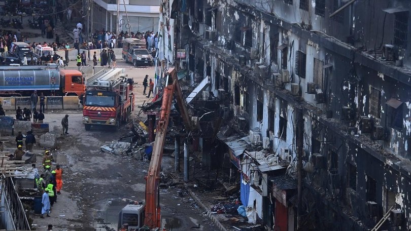 Karachi Mall Fire Climbs Karachi Mall Fire Climbs