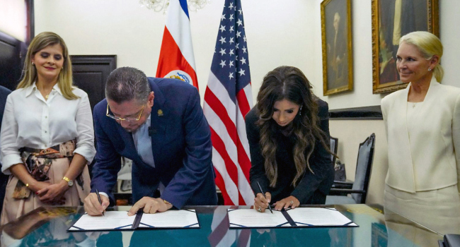 This Handout Picture Released By Costa Ricas Presidential House Press Office Shows Costa Ricas Pre1 This Handout Picture Released By Costa Ricas Presidential House Press Office Shows Costa Ricas Pre1